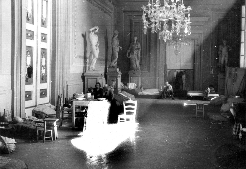 Firenze, palazzo Pitti: sfollati durante il periodo d'emergenza (fine luglio-inizio agosto 1944)