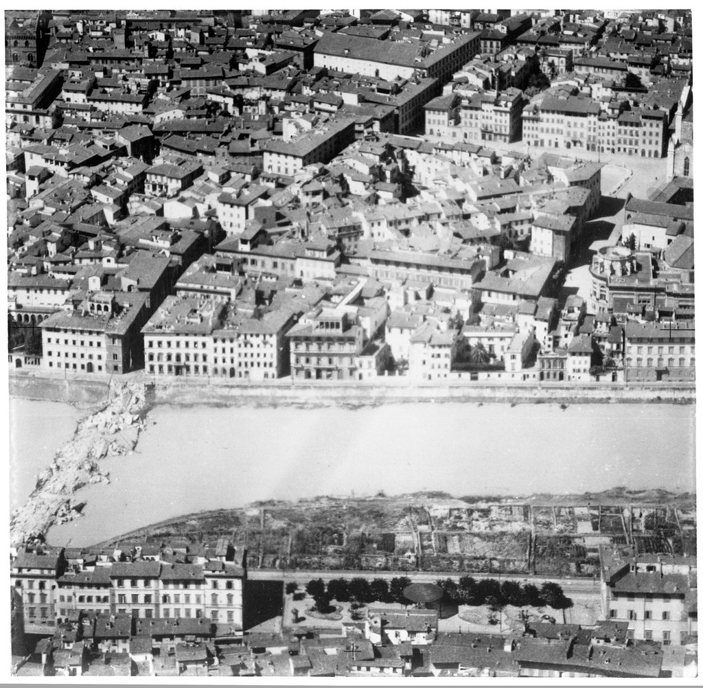 Firenze, veduta aerea del ponte alle Grazie e via de’ Benci dopo la distruzione dell’agosto 1944