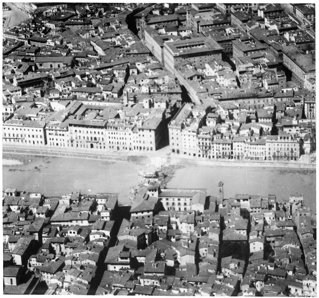 Firenze, veduta aerea del ponte Santa Trinita dopo la distruzione dell’agosto 1944
