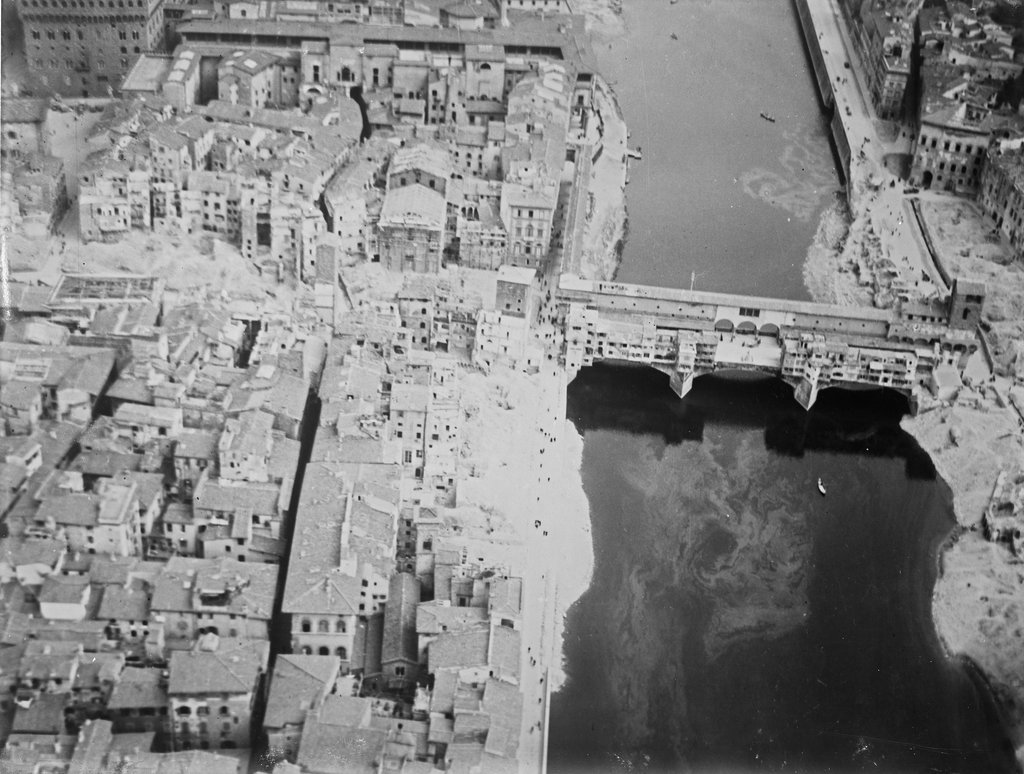 Firenze, veduta aerea di lungarno Acciaiuoli e via Por Santa Maria dopo le distruzioni, aprile 1945