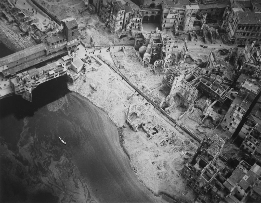 Firenze, veduta aerea di borgo San Jacopo e via Guicciardini dopo le distruzioni, aprile 1945