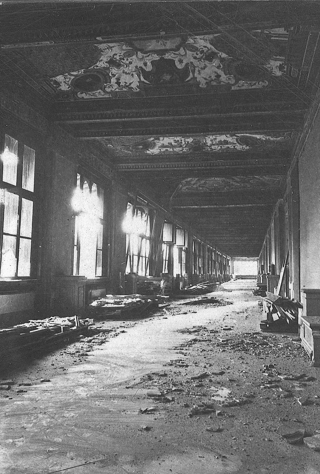 Firenze, Galleria degli Uffizi, i danneggiamenti a corridoi e vetrate a seguito delle esplosioni delle mine dell’agosto 1944