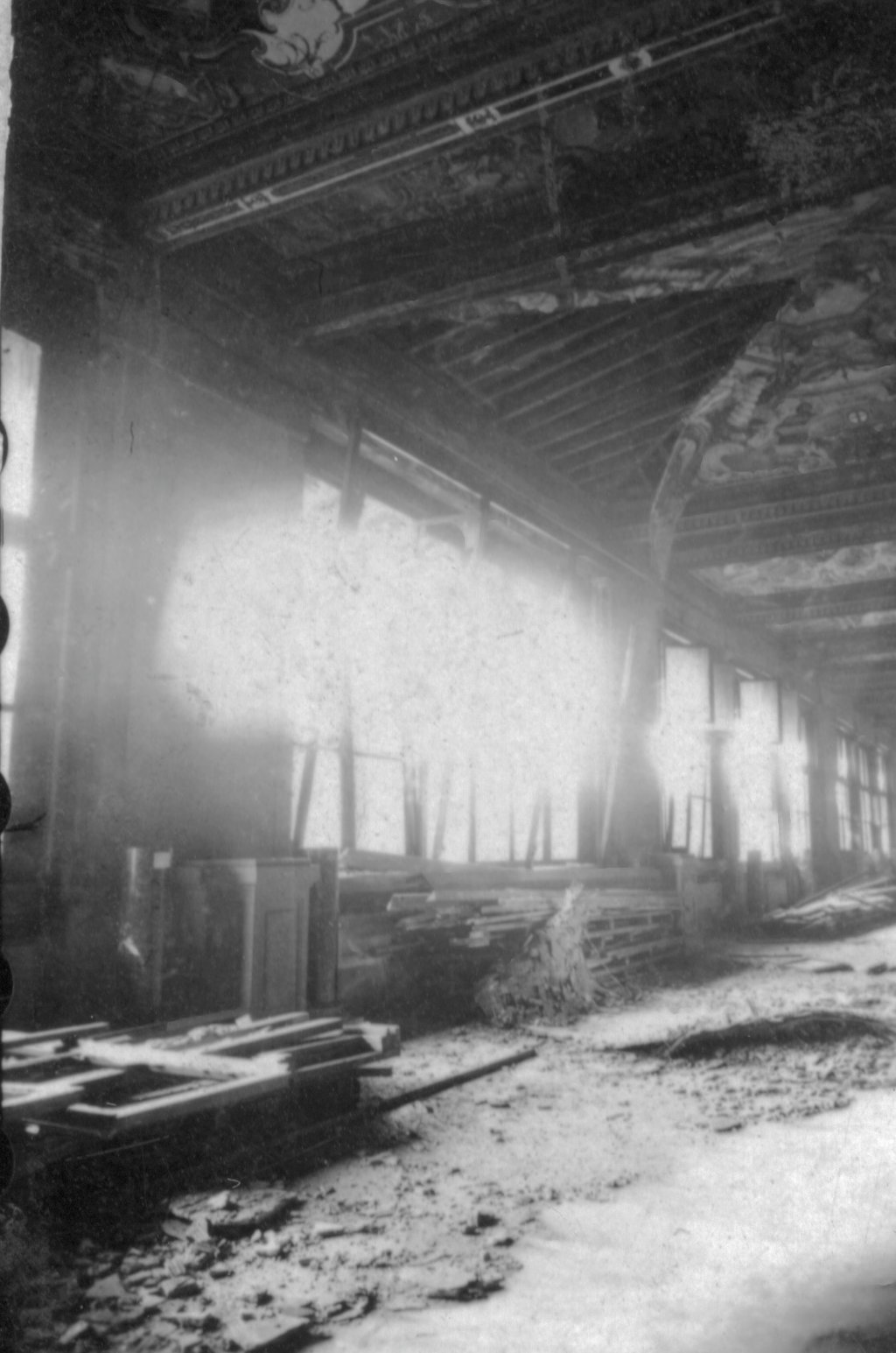 Firenze, Galleria degli Uffizi, i danneggiamenti a corridoi e vetrate a seguito delle esplosioni delle mine dell’agosto 1944