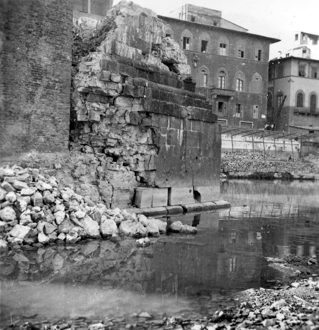 Ponte Santa Trinita con palazzo Capponi Barocchi sulla destra, 1944