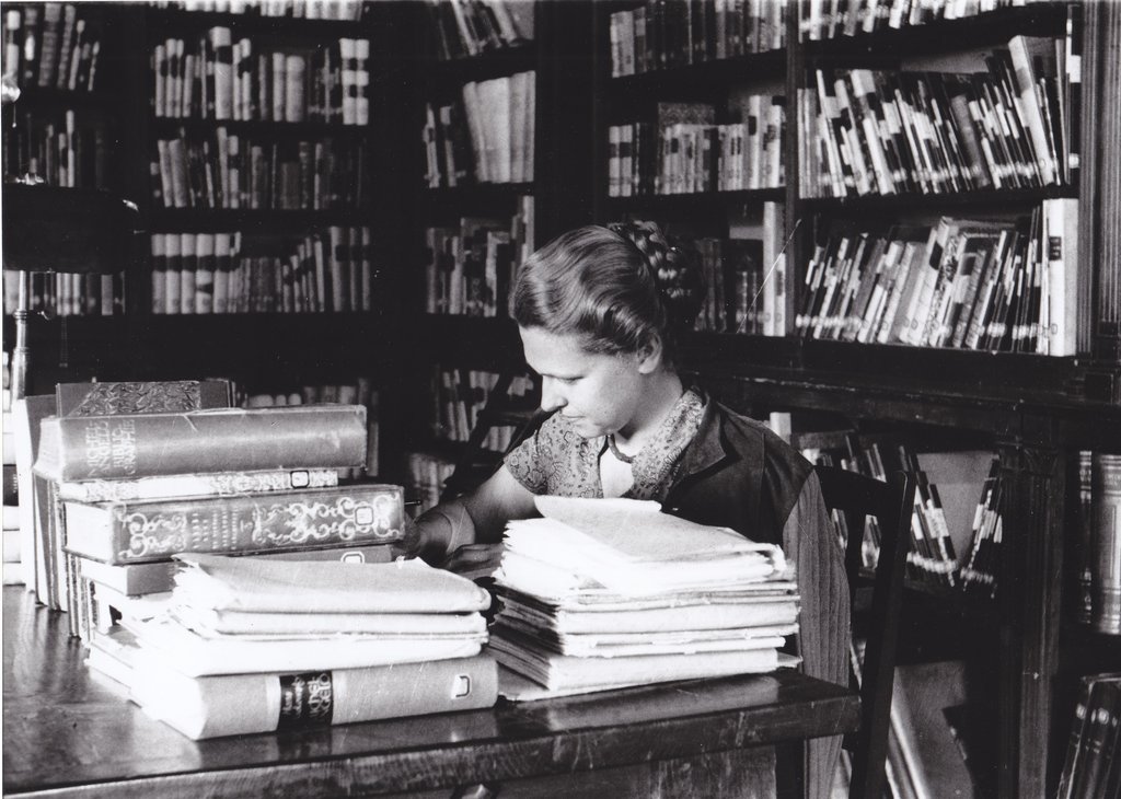 Paola Barocchi nella biblioteca della vecchia sede del Kunsthistorisches Institut di Firenze